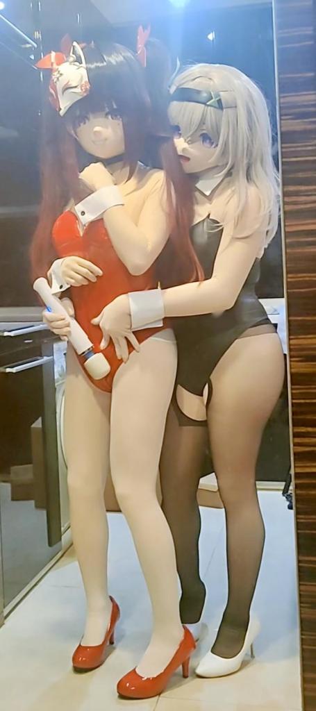 兔女郎娃娃的休息时间【kigurumi】 (坚持着这个姿势好难受…双腿举起把塞在私处里的玩具插得更深了…双手好累，脚不停在颤抖，玩具也跟着前后移动…好兴奋)<br>(哈…哈…好难呼吸…全身大汗淋漓，下体被弄得好湿…快要忍不住了)<br>(不行。为了拍高难度的娃图，心态要和娃娃的表情一致，照片才会更真实。这是为艺术的牺牲，所以要挺住…)<br>啊~♡<br><br>————<br><br>“所以你理解怎么才能变好兔女郎娃娃了对吧。你已经没路可逃，接下来就轮到你变成我们之一。所需要的变娃道具都在床上，只要你乖乖把全部戴上穿上，就会变成完美的兔女郎娃娃。记得要坚持到最后哦，不然就不要怪我们不客气了~”<br>声音从玩偶的喇叭重复的同时，两只娃娃凝视着你但一言不发，一直在颤抖…<br><br>按照指示把道具全戴上，用全包紧身皮和兔女郎装覆盖一切，用头壳把自己彻底化身为娃娃，填充物不可拒绝而听皮拉链上和头壳两边响起上锁声。模糊地看对方的塑胶头靠近身边，感受布料之间滑滑的摩擦，将自己的沉重呼吸与对方的喘气声同步，兔女郎娃娃们产生默契，填充物们停止思考，动作姿势自然一致…<br><br>娃娃们来到床上，准备进行兔女郎娃娃新人入会仪式。头壳过于密封把填充物的感官与呼吸削弱，紧身皮经过持续的抚摸后将肉体完全附属于全包的贴身和闷热。得知这仪式会让她终身活在娃娃中享受无尽的乐，娃娃迫不及待。一旦下体里的玩具被开启，仪式也正式开始，将娃娃永远困在极度兴奋中，离不开贴贴…<br><br>…从那天起，她每天活在紧身皮和头壳里，身体离不开全包的闷热，下体逃不了跳蛋的折磨。当兔女郎的工作日，她要努力压制高潮的欲望来服务客人。空闲时间，娃娃们互相玩弄来发泄汹涌澎湃的性欲。站在镜子前看到已被娃娃化的自己的淫荡行为如此自然，她放弃了再变回去的念头，并尽情享受已彻底雌堕的自己。<br><br><span style='color:#b0b0b0;'>[隐藏文字，购买后可见]</span>