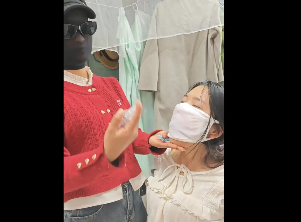 朦胧工作室出品黑丝头套女入室抢劫口罩水刑折磨(顺带宣传一下武汉地区找合作模特酬劳丰厚qq3230053285) 朦胧工作室定拍的黑丝套头蒙面女入室抢劫，捆绑受害者还有口球，后面还有佩戴莫代尔口罩打湿用水刑拷问受害者片段，价格实惠欢迎前来购买，另外工作室招模特仅限湖北武汉有意联系qq3230053285