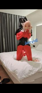 红胶修女带上胶化口塞晴三（预览版） Lust这次穿着脸入的红色全包胶衣 手套和袜子都是连着的 全身都被乳胶包裹密不透风 特别喜欢 带上了微孔头套和乳胶修女头套 感觉自己就像恶堕的修女 雌根一直膨胀 带上束腰 强力的束腰将lust的腰围固定在了60cm 挤压导致的窒息感让lust兴奋 想象着自己完美的身材 lust一直处于高度兴奋状态 展示了带口塞的胶化晴三 lust带上了面具 再加上修图头套 窒息感特别强烈 让lust就快到了 将胀大的雌根插入飞机杯套弄 lust就来到了高潮 好刺激好喜欢！希望大家喜欢！ 感谢大家支持！x：@Dream_magicdoll