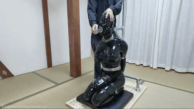 [鹿角与猫爪] Heavy Restraint — Latex Toilet and Steel-Pipe Frame An adult latex performer is fully enclosed and fixed to a steel-pipe frame with a gag, inflatable plug, toys, and dangerous breath-control equipment. Do not imitate.