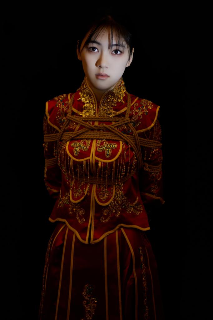 一绳所爱定拍套图 - 一套关于古代新娘装加绳艺相结合所拍摄的唯美图片，模特清新靓丽，加上红色秀禾更显唯美风情，另感谢一绳所爱工作室，对图片拍摄很满意，工作室价格合理，拍摄时间很快