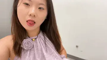 【山鬼工作室】夏可跳蛋逛商场vlog自述版。 【山鬼工作室】应广大粉丝要求，又一期夏可塞小玩具逛街，开到最大档，进到商场后羞耻感满满，试衣间试衣服，试鞋子，羞耻感直接拉满。吃饭过程中发情舔舐手指，吐舌头，进到厕所后玩具上已经沾满体液，玩自己，高潮爽到翻白眼，吐舌头揉胸，夏可真的是太骚了。解压密码sg456。【山鬼工作室】面向全国爱好者开放，本店提供绳艺捆绑模特服务，体验女绳师捆绑服务，体验长时间囚禁服务，绳艺教学培训，绳艺交流会，场地出租，专业麻绳销售，原创视频套图销售，作品私人订制，模特原味丝袜出售等，另外本店招募同好合作伙伴。微信:15670557280(司瑶）QQ:1077384455（司瑶）