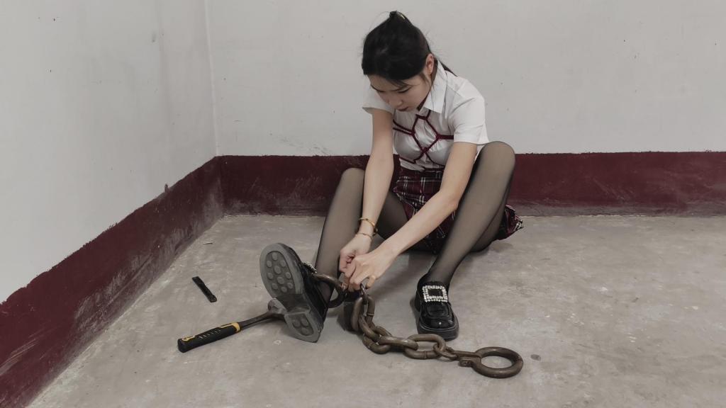【鑫鑫工作室】小主播露出～遇见 根据女主播做任务露出被发现素材改编。 在某魔王台真播的小主播接各种任务挑战，榜一大哥刷礼物下达任务让戴手铐，脚镣，口球，做户外露出任务，小主播正在做任务途中被正要上班去 【鑫鑫工作室】小主播露出～遇见<br>根据女主播做任务露出被发现素材改编。<br>在某魔王台真播的小主播接各种任务挑战，榜一大哥刷礼物下达任务让戴手铐，脚镣，口球，做户外露出任务，小主播正在做任务途中被正要上班去的民J碰到，本以为小美女是遭人邦架，带回经过了解是做任务的主播，根据规定还是将小美女进行一周的拘留处罚。本剧是根据多位同好朋友建议拍摄，还请不喜勿喷哦！定拍联系：3651574526.年底优惠活动即日起~2026年3月15日。新老客户定拍与线下体验吐血优惠85折.