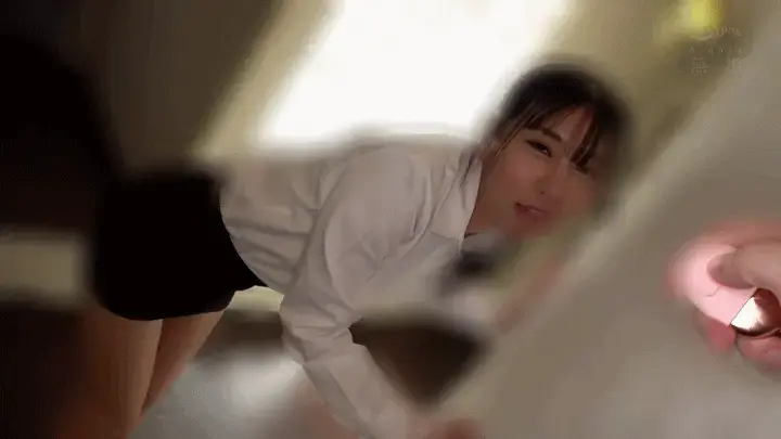 職業制服。働く女の子と仕事着姿で性交したい。 ホテルの受付スタッフがハメ潮噴いてイキ乱れる 片寄しゅうか 職業制服。働く女の子と仕事着姿で性交したい。 ホテルの受付スタッフがハメ潮噴いてイキ乱れる 片寄しゅうか<br>新社会人になったばかりの働く女の子に’職場の制服を着せてセックス’プレイ。仕事服でエッチな事をされ、恥じらいながらも興奮しちゃう姿が最高にシコい。制服に着替えて興奮SEX（思わず制服スカートにぶっかけてしまいました）。汗だく没頭セックスに、普段は履かない超ミニスカスーツ姿で’とびっこ’羞恥散歩で失禁。オジサン達と濡れ濡れ汗だくグッチョグチョの3Pに溺れまくり！ハメ潮噴いて大興奮！慣れない職場で溜まったストレスと性欲をSEXで発散しまくるお年頃！エロ過ぎて連続セックスヤリまくり！<br>番号：<span style='color:#b0b0b0;'>[隐藏文字，购买后可见]</span>