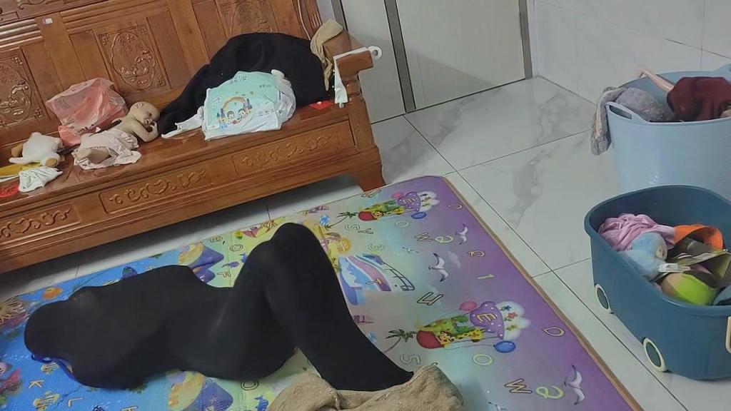 闺蜜——丝袜全包装进麻袋 作者：袋子爱好者。用一条丝袜把闺蜜套进去，然后装进麻袋，挣扎