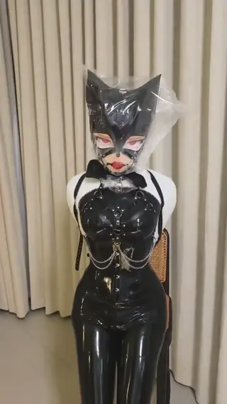 勒到极限的束腰，连小口的呼吸都会感到痛苦 勒到极限的束腰，连小口的呼吸都会感到痛苦，正适合你这幅下流的模样<br>kigurumi、单手套、呼控、塑料袋、放置、固定、挣扎、拘束、着ぐるみ、玩娃<br>视频中为特技表演者，请勿模仿视频中的高风险动作！安全第一，健康生活！<br>视频原创者：咚咚@Dongdong0368