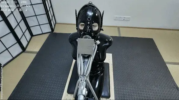 计数器深喉调教任务：初始为8根弹簧，每深喉50次即可卸下两根弹簧，奖励两次充气肛塞，并且增加弹簧松紧度间距。目标为200次，完成目标以及超额完成可得到自动榨汁机、呼控以及高潮资格 温馨提示：请在观看正片前阅览一下文案描述，这能让您更加了解影片内容，提升观影体验，感谢您的支持！<br><br>调教任务：<br>初始弹簧数量为8根，肛塞充气次数为0。每进行一次深喉计数器 1，但必须插入到最深位置才能触发计数器。<br>每完成50次深喉，减少2根弹簧，对肛塞充气2次，并调整弹簧间距以增加拉力。<br>任务目标为200次深喉。完成目标后，卸下所有弹簧，并奖励自动榨汁杯，但肛塞充气次数会相应增加。<br>如果超额完成任务，可得到窒息奖励，以及高潮的资格。<br><br>•今天乳胶奴婢可肩负着艰巨的任务，全身包裹在紧致的乳胶衣中，手腕以及手臂戴着金属镣铐，脖子锁着重型项圈，头部戴着马具式的强制开口环，脚穿只能弓着脚背的芭蕾舞高跟鞋，乳胶束腰勒紧腰部，迫使奴隶腰部始终保持挺直的姿态。全副武装跪坐在一个特殊装置前：身后是一根钢管架，可以将奴婢的双手并肘固定锁在上面。装置前面配备着8根弹簧，一个底座吸附着一根假阳具，一个计数器机关连着前面的显示屏，装置正对着一面镜子。奴隶可以看到前方的计数器显示屏的数字，清楚得知自己深喉的次数，还能透过镜子看到自己被耻辱模样。<br><br>•乳胶奴婢跪坐到位后，双腿被穿过钢管并拢拘束带固定，双手并肘锁在身后的钢管架上，嘴巴被强制开口环撑开口入假阳具。脖子上的项圈被锁在装置的弹簧上，主人只需拉动固定件，就能调整弹簧的松紧度，直到拉力足够让奴婢的脖子前倾，迫使奴隶不断靠近阳具。阳具下方固定着一个计数器机关，只有当奴婢深喉至最深处，喉咙完全吞没阳具时才会触发计数器 1次数，否则计数无效。<br><br>•奴婢必须自主进行深喉动作，完成200次的计数任务。脖子有项圈和弹簧的牵制，不完成任务就无法逃脱装置，喉咙被阳具顶撞，然后艰难拔出，每一次深喉都需要克服拉力。期间，每达到50次深喉次数，即可卸下2根弹簧，让脖子稍稍轻松，但同时会重新调整剩余弹簧的间距，增加整体拉力，使下一次50次变得更艰难。更残酷的是，每次卸弹簧后，还会对充气肛塞充气2次，肛塞膨胀变大，顶压前列腺，带来混合的痛感和快感。对于这个沉迷于屈辱的奴婢来说，这惩罚简直是对它的奖励，奴隶身体会不由自主地扭动，渴求更多。<br><br>•终于，当计数器跳到200时，所有弹簧被卸下，脖子重获自由，但充气肛塞已累计充气8次，脖子和嘴巴轻松了，但后穴被撑得胀痛，内部的压力如火烧般灼热。初始任务完成可以得到自动榨汁杯的奖励，榨汁杯固定到奴婢裆部，完全包裹住奴婢敏感部位，启动后以各种节奏震动、吸吮，对奴隶进行无休止的责罚。奴婢的呻吟声随之响起，但这只是开始，如果想获得高潮的资格，奴隶必须继续超额深喉，在没有弹簧牵制的状态下自主吞咽阳具，计数器继续跳动。期间，主人会不时对充气肛塞额外充气，充气肛塞从一开始就没有被泄过气，肛塞变得巨大撑开奴婢的后穴，顶住前列腺，结合榨汁杯的多层刺激，奴婢的身体如触电般痉挛，却仍需努力深喉以积累更多次数。<br><br>•然而，奴婢的自主节奏太慢了，主人的耐心渐渐消磨，照这样下去何时才能达到理想的调教效果？还是主人亲自上场帮奴婢完成额外任务好了。主人摁住奴婢的头，猛烈地将阳具插入喉咙深处。计数器的数字飞速上涨，奴婢的干呕声频频响起，粘稠的口水混着胃液顺着下巴流淌，溅满乳胶衣。很快就完成了奴婢的额外任务，奴婢将会得到塑料袋窒息奖励，切断空气供应，同时加速榨汁杯的节奏。奴婢在缺氧的恍惚中，被多重刺激推向边缘，必须在窒息状态下被榨出体液，高潮如潮水般涌来，今天的深喉训练调教任务才算真正圆满落幕......<br><br>注意！：本片爪爪是伪娘<br>温馨提示：爪爪发射时间在37:20后<br><br>解压密码：ZHUAZHUA<br>Twitter：@xingyunmiao<br>Telegram:@zzZHUA<br>视频号:ZHUA180