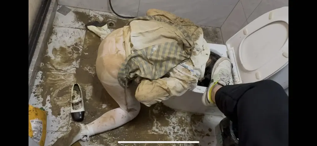 厕所重口白丝萝莉调教 完结篇 室内系列的最后一部，以后不会再更新此类型啦，这一部也算是最成功尺度最大的一部。服装搭配和最后的白丝选择好评如潮。<br>妹子很享受这个过程，但估计也是最后一次合作了。