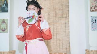 【CV4K】【美腿玉足系列】娜娜古装裸足--(无捆绑) 鉴于网站渐渐趋于多元化，本工作室现将开拍以来，参与过工作室拍摄的美女模特妹子们的美腿、美脚视频予以梳理，并编辑整理在这个合集大赏里，陆续放出。本集娜娜着古装，她穿古装真是太美了，也终于欣赏到她的裸足特写啦！