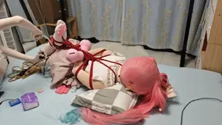 娃娃驷马捆绑放置Part2 第二部分。<br>上负压瓶，把郊狼调成声音控制，由呼吸水声触发，要么选择不被电但是不能呼吸，要么呼吸然后被电个惨<br>kigurumi、控呼、负压瓶、郊狼、震动道具、强高、挣扎、着ぐるみ、玩娃<br>视频中为特技表演者，请勿模仿视频中的高风险动作！安全第一，健康生活！<br>视频原创者：咪库咪@Mikumikumi0116