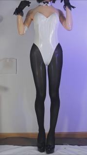 肉色胶衣白色兔女郎 金币视频