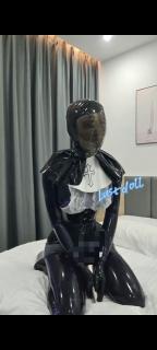 双层胶衣修女窒息游戏（预览版） 这次lust尝试了黑色胶衣叠加了透明紫色胶衣 特别特别紧 但是真的很爽！在双层胶衣外面穿上了ol制服 想象自己是一个烧烧的胶衣ol就很有感觉 然后带上欲桃面具 拉紧束腰 能吸入的空气进一步减少 让lust的雌根膨胀 在欲桃外面带上了透明窒息头套 窒息真的很舒服 好爱好爱 然后带上了修女头套 玩弄了一会雌根又在修女头套外面套上了透明黑头套 双重窒息的感觉 让lust快到高潮了 在震动棒的刺激下 到达了高潮。希望大家喜欢这个剧情 想观看更多欢迎关注lust的x：@Dream_magicdoll 有定拍的老板也可以私信哦 感谢