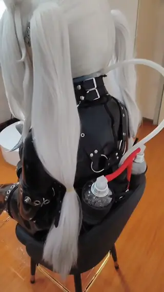 遥控呼吸瓶+胁迫zw＋拘束 遥控呼吸瓶 胁迫zw＋拘束<br>kigurumi、伪娘、呼控、强高、自嗨、振动棒、挣扎、拘束、着ぐるみ、玩娃<br>视频中为特技表演者，请勿模仿视频中的高风险动作！安全第一，健康生活！<br>视频原创者：Raku今天也在脸滚键盘@Raku_QAQ 