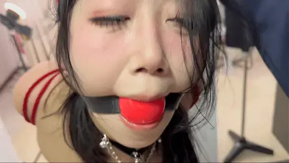 【悦感日记】白虎小美并肘直臂|啵啵贝失控模式|超大直径口球|电击乳夹|小美摘下口球嘴巴还是口球的形状，合不上|高C多次，控制不住颤栗 【悦感日记】白虎小美并肘直臂|啵啵贝失控模式|超大直径口球|电击乳夹|小美摘下口球嘴巴还是口球的形状，合不上|高C多次，控制不住颤栗<br>视频1080P画质 平台预览动态图画质有限。请耐心等待预览图加载完成！！！<br>工作室提供私人定制绳艺视频、定制绳艺体验、约拍模特、变装体验、<br>私人定制体验、出售麻绳、原味、情趣内衣，另外招募绳艺模特<br>qq2121542870|2262276724 推：yueganriji<br>视频统一解压密码yueganriji 请不要在线解压观看。
