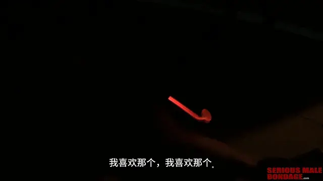 Spread Eagle Interrogation 【中文】TAG：电击、锁链固定。（我更换了字幕软件，字幕高度校准。不会像以前那样出现割裂感，让大家的观感进一步提升！！！）在水泥地板上戴着金属镣铐的鹰总是很有趣。与床上展开的鹰式姿势不同，水泥地板的束缚感觉粗糙。你的困境很丢脸，你很脆弱。脚镣被固定在水泥中的螺栓上，感觉格外坚固和无情。坦率地说，我喜欢这种束缚的感觉，最近我自己也做过。只要给我戴上防毒面具，关掉灯，离开我几个小时，享受我的无助。本次更新中的视频由两个场景组成。第一幕以SFdom和Eridor为特色，并展开了鹰地板束缚。第二个场景中，Bind穿着Maxcita帆布束缚服，被锁在门口。这是一个很酷的使用一些独特的装备，但我仍然更喜欢在水泥上撒鹰！Spread eagle in metal shackles on a cement floor is always fun. Unlike the spread-eagle position on a bed, cement floor bondage feels raw and crude. Your predicament is humiliating, and you are quite vulnerable. The shackles feel extra solid and unforgiving as they are attached to bolts in the cement. Frankly, I like the feel of this kind of bondage and have done it recently myself. Just put a gas mask on me, turn out the lights, and leave me for a few hours to enjoy my helplessness.<br><br>The video in this update consists of two scenes. The first scene features SFdom and Eridor and spread-eagle floor bondage. The second scene features Bind in a Maxcita canvas bondage suit chained in the doorway. This is a cool use of some unique gear, but I still like the spread eagle on the cement better!