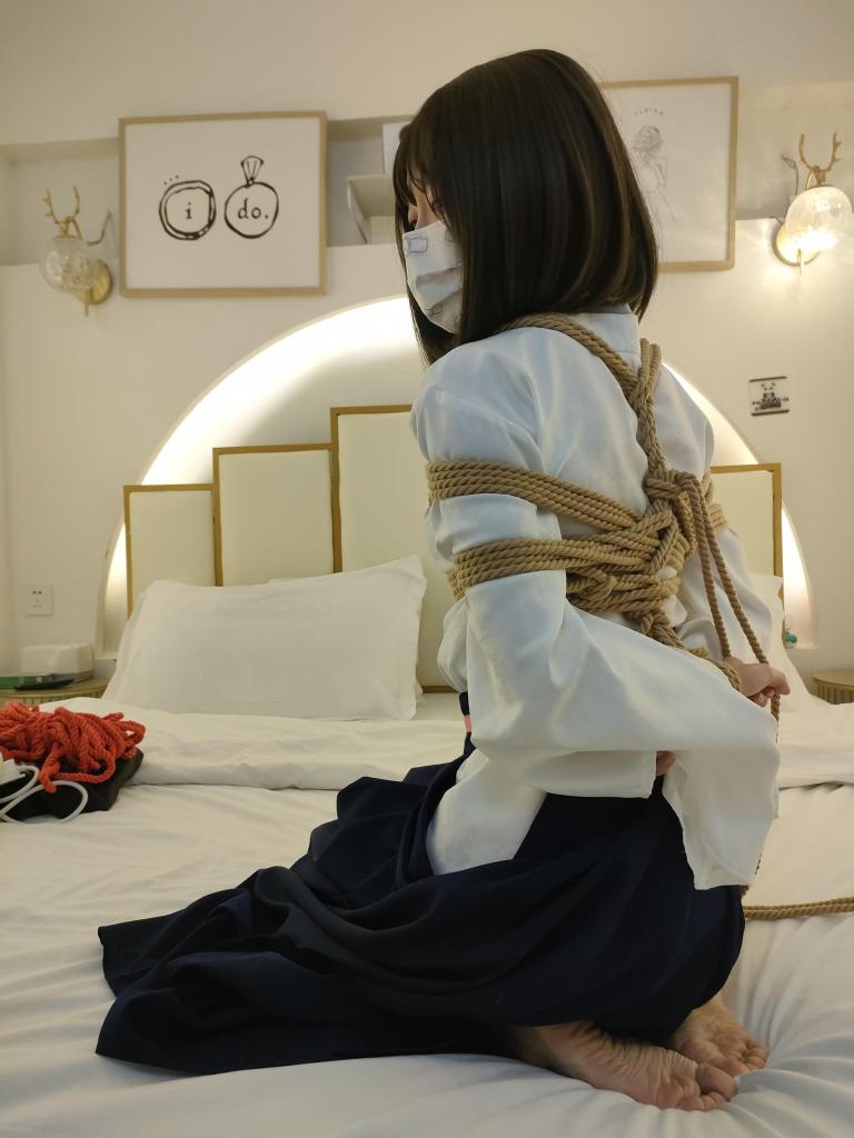 原神神里绫华cos服捆绑调教 原神神里绫华cos服捆绑调教，本次约拍的是典型的白瘦幼小美女幼师，一双玉足配上垂涎欲滴让人忍不住想吸一口，喜欢的大家不要错过，由于原号被盗重新回归，谢谢粉丝们支持！