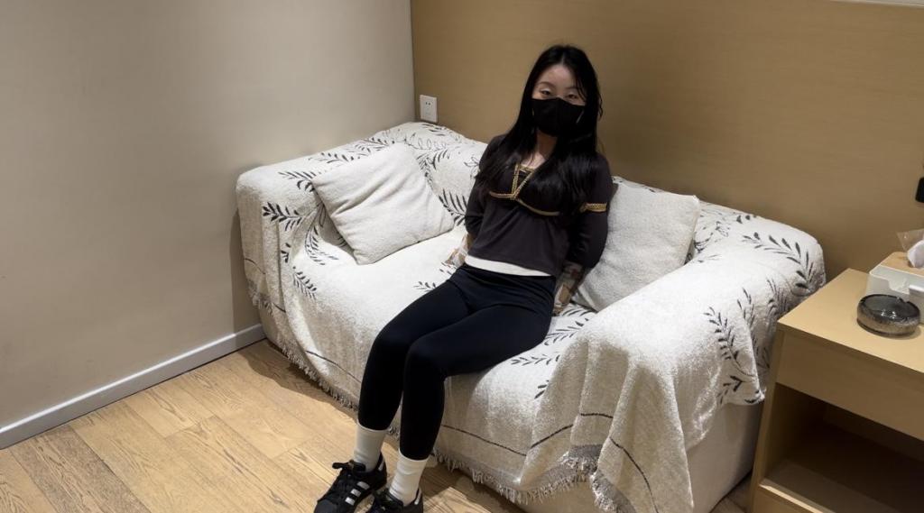 【执念】贝壳头瑜伽裤白袜，健身少女强高床上当狗，镣铐铐住双脚，zdb按压下面，紧紧贴合皮肤，zdb套上白袜，展示玉足，足控狂喜 【执念】贝壳头瑜伽裤白袜，健身少女强高床上当狗，镣铐铐住双脚，zdb按压下面，紧紧贴合皮肤，zdb套上白袜，展示玉足，足控狂喜<br><br><br><br><br><br>坐标西安，接定拍，原味及教程等，找模特，可线下体验<br><br>解压密码：ZNZN<br>切勿在线解压观看！！！切勿在线解压观看！！！切勿在线解压观看！！！