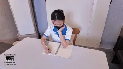 A252 课桌下的潮汐 上集 新人反差妹子 雯雯 连续糕潮 一度昏厥 校服马尾 反差纯欲 玩胸虐阴 娇喘不止 自薇强高 羞辱耳光  【雨辰工作室】作品，A252 课桌下的潮汐 上集 新人反差妹子 雯雯 连续糕潮 一度昏厥 校服马尾 反差纯欲 玩胸虐阴 娇喘不止 自薇强高 羞辱耳光<br>新人反差妹子 雯雯，本色出演……<br>大一新生雯雯（已成年）如愿进入了理想中的大学，整天沉浸在自我陶醉之中。<br>回想起高中三年的寒窗苦读，不禁觉得现在应该好好玩玩，享受享受，以弥补高中三年对自己的亏欠……<br>结果，期末考试，连续挂了三科。<br>新学期的周末，她不得不去重修课程……<br>结果不到一会儿，她就哈欠连连，学不进去了。果断翻出小黄文，边看边紫薇……<br>随着一股股暖流划过全身，雯雯竟然在课桌前睡了过去……<br>……………………………………………………<br>不一会儿，任课老师走了过来，这位本就色心很重的老师一看眼前的情景，哪里还把持得住？<br>色胆顿时上来了，开始趁雯雯进行猥亵……<br>不料，不小心弄醒了雯雯。<br>雯雯瞬间清醒，连忙推开了老师的咸猪手。可这位老师已经浴火焚身，哪里肯放过她？<br>于是，老师开始威胁雯雯，敢反抗就不给学分，让其继续挂科，让其将来拿不到毕业证和学位证……<br>……………………………………<br>面对老师的刁难，涉世未深的雯雯哪里是他的对手？ 只得乖乖点头，乖乖任其摆布……<br>让雯雯万万没想到的是，这位老师竟然是位调教高手，本来就反差的雯雯哪里能受得了这样的撩拨？<br>于是她很快就半推半就的迎合起来……<br>【课桌下的潮汐】下集更精彩……<br>---------------------------------------------------------------------------------------------------------------------<br>解压密码（小写字母）：ycgzs 第一次解压后，把文件后缀改为zip，同一密码二次解压后,文件后缀改为mp4即可；先下载到电脑，再解压观看，切勿在云盘中直接观看。容易被和谐。<br>--------------------------------------------------------------------------------------------------------------------------<br>【雨辰工作室】对圈内所有同好开放，提供定拍、约拍、体验、原味、周边、交流、学习等服务。QQ：3667764549 ，说明来意，非诚勿扰。