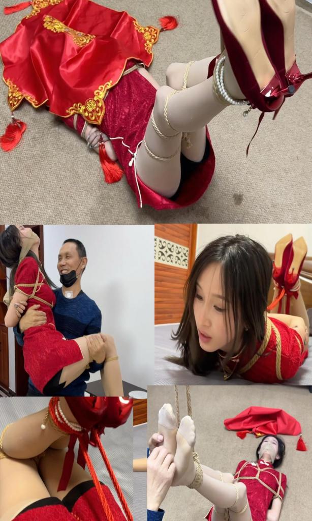 【Jim新绳话】金宝木子· 女匪劫婚记 下 <span style='color:#b0b0b0;'>[隐藏文字，购买后可见]</span>飒爽的女匪小姐木子被扒掉了马甲衬衫长靴换上红色短旗袍和高跟鞋，吊起的双腿、层层的堵嘴、蒙脸的盖头……极致的凄美绝望，而二叔也终于肆无忌惮地伸出魔爪……大红色的婚服和雪白的肌肤被绳索勒出深痕，交杯酒与泪水浸湿了堵嘴的丝袜，细高跟让被缚美腿的挣扎显得更加无力，少女苍白的脸上除了死灰般的屈辱绝望，还有视死如归的坚定，可惜事到如今求生不得求死不能……<br>本集木子姑娘的装束更加轻薄显身材，奋力挣扎的玉臂和乱蹬的筷子腿让人欲罢不能，在与铁架、五花、驷马、股绳、口球的缠斗中汗水、泪水、口水横流，让人怜爱。男演老师经验丰富，不仅绑法过硬而且完美还原了二叔的奸诈与痞气。金宝老板娘【Q：3766687640】选模特和衣服的眼光我只能说绝绝子，现在摄影进步也很明显！上下集1小时的片子拍了整整一晚，销量也很美妙，希望大家继续支持！<br>【关于新系列：入定拍坑差不多一年有余，我这个半专业编剧 赛博缚手形成了自己独特新颖的风格，故名《新绳话》。本人擅长在有限场景里呈现极致对抗与真实反转，用小尺度加高强度满足lsp们的暴力幻想，也会灵活使用ai辅助，爱拍的题材有谍战、犯罪、仙侠、历史等，争取尝试与不同的工作室和模特合作。除了定拍视频外还有类似风格的图片与小说作品，全方位满足大家需求。有剧情或链接问题可联系[H]q2120363455[H]】