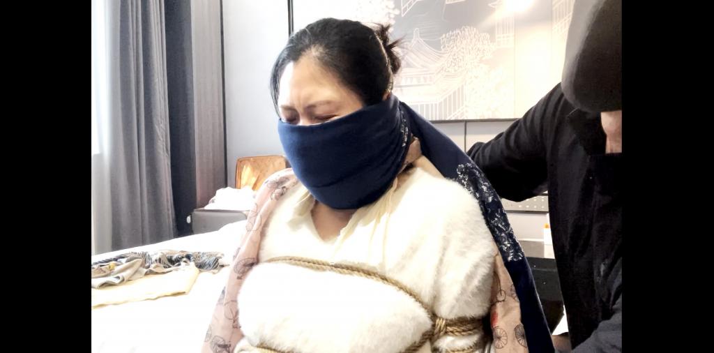 紧缚堵嘴 多重围巾包裹猿辔捂闷考验 喜欢捆绑捂闷堵蒙多重的 新人MM体验严密堵嘴丝巾围巾严密蒙堵，过程严谨仔细，喜欢这玩法的同好欢迎定拍交流，多出新品，共创新高~！