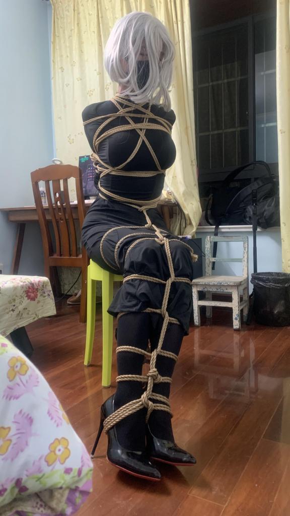 黑色连衣裙全身捆绑 - 紧紧绑缚起来，就这样生活吧