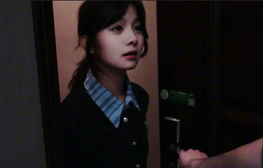 【定拍转公映】黑网贷记者 女记者小念最近暗访一个黑网贷平台，并且最近即将曝光给大众。可惜媒体的大佬是跟黑网贷同流合污的存在，大佬决定亲自解决这个麻烦。<br>某一天大佬给小念打电话，约小念到家里来带着最新的稿子过来，大佬装作很正义的样子说我们要彻底打垮这个平台，小念信以为真的来了。<br>小念刚刚进家门两人寒暄了一下，大佬问小念要U盘，确认一下资料，大佬把U盘插在笔记本电脑上，确认完毕后对小念说干的不错，然后假装把U盘还给小念，告诉她“你先回去，明天就发送出去”。<br>当小念道谢转身准备离开，大佬拿出早已准备好的绳索一下勒住小念的脖子，并且说“对不起了，一开始就说过你不该碰这件事的，那就别怪我了”，小念苦苦挣扎，甚至哀求说“老大我错了，放了我吧，我再也不敢了”，但是大佬并没有就此罢休说到“知道这事的人都得死”于是加大力度直接勒死了小念。<br>看着死不瞑目的小念，大佬心生歹念，把小念抱到沙发上，脱掉小念的袜子开始捏起了脚丫，并且说“玉足还不错嘛，早知道就早点把你干掉，让你彻底归我”，一番玩弄过后，大佬害怕st会腐败，于是决定用小念试试最新的药剂阻止腐败，拿出了针管对着小念脖子注射。<br>最后小念靠在沙发上，大佬一只手里捏着小念的脚丫，另一只手打电话问谁想要小念的白袜和鞋子，自己可以用很优惠的价格卖给他，当然如果想亲自上门来玩脚丫的话，那就是另外的价钱了....<br>感谢定制老哥授权感谢大家支持 公映作品，定拍合作请联系QQ2838269780 1372181502 解压码bill 因为搬运太多前面几分钟加了水印不影响后面的观看