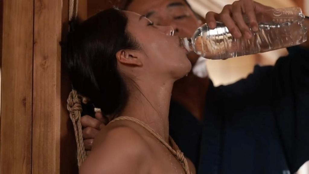 紧缚绝美人妻【正片见视频】 - 精彩图集部分，绝美身材，拍的很投入，堪称艺术片，共47张，太好看了，截不完，根本截不完