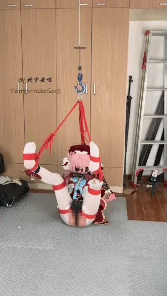 [坎喵]绝望的自缚-星穹铁道cos-风堇超绝折叠强制开腿放置+斐济杯强高地狱 哈喽，这里是坎喵，是个努力想要变可爱的男孩子~<br>前段时间忙完啦，又可以有时间继续拍视频了~<br>这是一次定时自缚吊缚，角色是风堇，姿势是身体对折强制分腿后悬吊，算是从M字开腿吊缚演变过来的，一直觉得这个姿势很涩，隐私部位被无死角的展现在镜头前，却没有丝毫遮挡的办法，同时还要忍受身体极限拉扯带来的痛苦~<br>前25分钟为自缚过程<br>网盘传源文件会挂，所以传了压缩包，如果可以尽量用林子的保管库下载吧<br>另外推特(或者叫X）和林子同名，ID @NekoSao3，欢迎关注~<br>随缘接自缚类定拍，有需求的客官可以林子站内信或推特私信联系~<br><span style='color:#b0b0b0;'>[隐藏文字，购买后可见]</span>