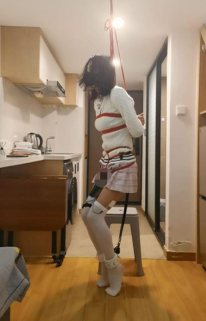 传感器绞刑勒脖肛勾强制半蹲踮脚罚站电击体罚自缚 玩个体罚，肛勾绞刑勒脖强制踮脚站了半个多点腿全程在抖，脚拷加上传感器连接股绳再强制半蹲，再固定上震动棒，最累的踮脚姿势，手腕靠从凳子下来胸的绳子收紧，全程保持踮脚，想往上站直传感器会把电击一键开火，想往下绳子会把脖子和肛勾狠狠吊起！每触发一次传感器强度就永久增加，想回到凳子也很难，要在脖子和肛勾承受身体重量的情况下站上去，同时也会扯到传感器~ <span style='color:#b0b0b0;'>[隐藏文字，购买后可见]</span>