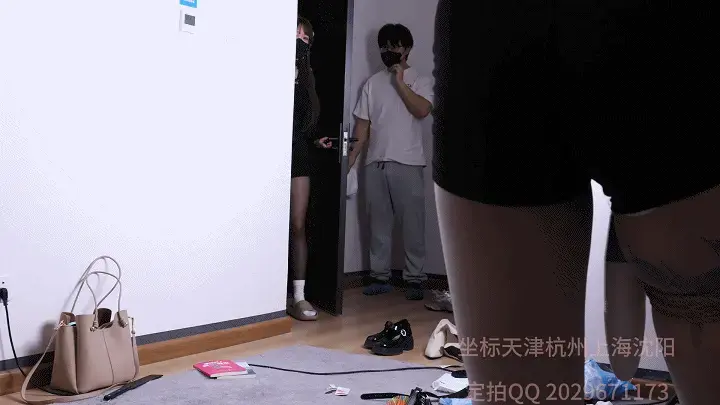 堕落的好闺蜜反目成仇，把清纯强制堕落成奴，女女剧情，百合，QJ，羞辱，剧情对白， 「剧情简介」小明是校花雪儿的追求者，但也是个肥宅男，平日只敢自己在家YY，多次表白雪儿却被雪儿直接无视，心里积怨很深。这天老师安排同桌一起做作业，小明的同桌是雪儿最好的闺蜜夕颜，小明心生一计，说材料不足，和夕颜一起去她家查一下资料，单纯的夕颜直接同意了。却没想到自己刚进家门就被小明从后面打晕，再次醒来，眼前一片黑暗，小明的声音从耳边传来，开始不断地羞辱折磨，小明还用夕颜的手机给雪儿发消息，雪儿见好闺蜜发的消息，也就直接一如既往的来到夕颜家，却没想到一开门看到夕颜被吊在屋子中间，下体还放着自己没见过的东东，可是还没来得及出声音，雪儿就被人从身后捂晕。再醒来自己被绑在夕颜的腿上，小明逼迫雪儿成为自己的女友，雪儿依旧不答应，恼羞成怒的小明开始对两人的折磨，折磨一番后，威胁雪儿在不同意自己就把她最爱的闺蜜给xx，雪儿还是不肯答应，于是气急败坏的小明挡着雪儿面开始对夕颜活塞运动，还强迫雪儿观看。被小明欺负后的夕颜逐渐堕落成小明的母狗，对小明言听计从，也对闺蜜充满了怨恨，想拉雪儿一起堕落，新的一天雪儿被吊在房屋中间，小明开始了新的一番折磨，但傲气的雪儿身体酥软，嘴上也不服软，小明无奈的让夕颜去和雪儿百合，他不信雪儿不堕落....<br>雪儿坐标天津，经常去鞍山上海杭州<br>夕颜坐标天津，周边可巡游，双偏M<br>舞蹈生汐汐已经返校，喜欢一字马，极限捆绑的可以定拍啦<br>工作室长期招聘素人女生，女绳模。提供拍摄绳模服务，女M陪玩，提供线下，线上课，约绳体验，约绳模练绳体验，拍照服务。<br>然后日常可以找雪儿聊天，提建议，说出自己的期待哦~防失联V在工作室首页{平时不咋回复的}，百度网盘的更高清，下载后先解压，然后改后缀为MP4，解压密码xueer<br><br>推：@juanjuan020309（之前的被封了，榨汁现在发布了了）定拍，服装赞助，原味，体验课，约绳请＋Q2029671173 工作室V:zqxpf520