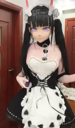 kigurumi乳胶女仆遥控跳蛋 素体娃娃身着肉色全包乳胶衣并头套碧蓝航线的能代头壳，外搭黑白女仆装和尼龙黑丝袜，准备开始跳蛋欢愉...这是什么遥控器？应该不是塞进后面凹套里的跳蛋吧，按一下！可玩偶却控制不住疯狂抖动身体...<br>The nude doll is dressed in a flesh colored all inclusive latex jacket and a blue airline style head shell, paired with a black and white maid outfit, ready to start jumping eggs happily What kind of remote control is this? It shouldn't be a jumping egg stuffed into the back pocket, press it! But the doll couldn't control itself and shook its body wildly ..<br>素体の人形は肉色の全包ラテックスを着て、青い航路の能代の頭殻を着て、外に白黒のメイド服を着て、卵を跳んで楽しいことを始める準備をしています。これは何のリモコンですか。後ろの凹みカバーに詰め込まれた跳蛋ではないでしょう、押して！しかし人形は狂ったように体を震わせることができなかった。..<br>#kigurumi#kig#zentai#fetish#mask#doll#futanari<br>#玩偶装#全包紧身衣#恋物#面具#人偶#全身连体衣#扶他#扶她#伪娘#小男娘<br>#キグルミ#全身スーツ#フェティッシュ#マスク#ドール#着ぐるみ#全身タイツ#ゼンタイ<br>#rubber doll#latex doll#Azur Lane#noshiro<br>emii