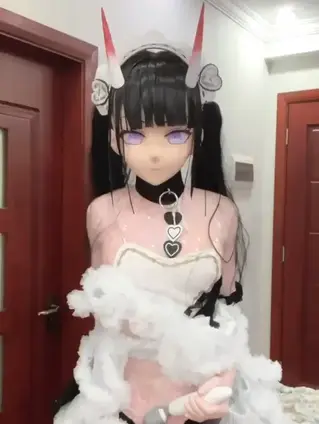 kigurumi乳胶女仆能代的棒棒强高榨精play 素体娃娃身着肉色全包乳胶衣并头套碧蓝航线的能代头壳，外搭女仆装和尼龙黑丝袜，拿出震动棒开始刺激棒棒...<br>全身都被塞得满满当当的，因此只能发出颤抖又急促的呼吸声。最终在前后刺激的作用下娃娃陷入了高潮，牛奶从乳胶里流了出来...<br>素体の人形は肉色の全包みラテックスの服を着て、青い航路の能代の頭殻を着て、メイド服とナイロン黒ストッキングを掛けて、振動棒を出して棒を刺激し始めた。..<br>全身がぎっしり詰まっているので、震えるような激しい呼吸音しか出ない。最終的には前後の刺激によって人形がクライマックスに陥り、牛乳がラテックスから流れ出た。..<br>The nude doll is dressed in a flesh colored all inclusive latex jacket and a blue airline inspired head shell, paired with a maid outfit and nylon black stockings. It takes out a vibrator and begins to stimulate itself ..<br>The whole body was packed to the brim, so only trembling and rapid breathing could be heard. Finally, under the stimulation of the front and back, the doll reached orgasm and milk flowed out from the latex ..<br>#kigurumi#kig#zentai#fetish#mask#doll#futanari<br>#玩偶装#全包紧身衣#恋物#面具#人偶#全身连体衣#扶他#扶她#伪娘#小男娘<br>#キグルミ#全身スーツ#フェティッシュ#マスク#ドール#着ぐるみ#全身タイツ#ゼンタイ<br>#rubber doll#latex doll#Azur Lane#noshiro<br>emii