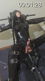 炮机加郊狼最后震动棒喷射 全身拘束，随着炮机越来越快直接qlx高潮了，再放上震动棒，瞬间喷射