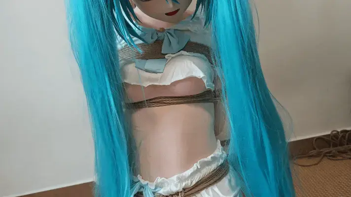 kigurumi捆绑调教~把初音绑到柱子上强制跪坐，紧缚，玩弄 一觉醒来的miku发现自己被绑到了柱子上，发现自己身上还有东西在不停振动，还伴随着电击，被郊狼电击器狠狠玩弄。疯狂挣扎无奈被紧紧的固定在了柱子上！最后又被带上天台捆绑放置，只能忍受烈日的炙烤