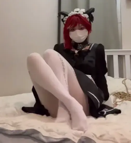 口水汪第七集  女仆装cos 捆绑 踩踏 sp tk 内含大量白丝 【关于作品】 是一期第五人格 祭祀绯的COS捆绑视频 希望大家喜欢<br>【关于模特】 口水汪 身高164，体重53，75B，20岁女大一只<br>【关于定拍】刚刚成立的小工作室，欢迎定拍，欢迎购买原味，欢迎交流欢迎大家赞助各种小裙子，COS服。露脸达咩，冈门达咩。<br>【关于本集】 本集含有较多的COS  tk 踩踏 等