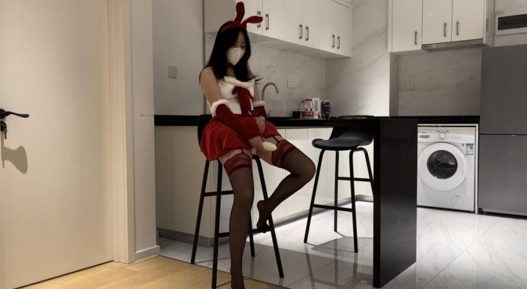 【执念】这次是一些日常的小片段，圣诞女仆套装+清纯女大捆绑强G，两种风格的切换，各位更喜欢哪一种呢？强G、TD深入、闻鞋子，足控狂喜 【执念】这次是一些日常的小片段，圣诞女仆套装 清纯女大捆绑强G，两种风格的切换，各位更喜欢哪一种呢？强G、TD深入、闻鞋子，足控狂喜<br><br><br>解压密码：ZNZN<br>文件有两次解压，两次解压密码相同<br>切勿在线解压观看！！！切勿在线解压观看！！！切勿在线解压观看！！！
