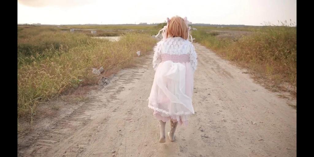 Lolita踩泥 还是个老资源，身着洛丽塔的小姐姐逃脱了绑架，逃亡过程中灵机一动，决定用泥巴来伪装自己。