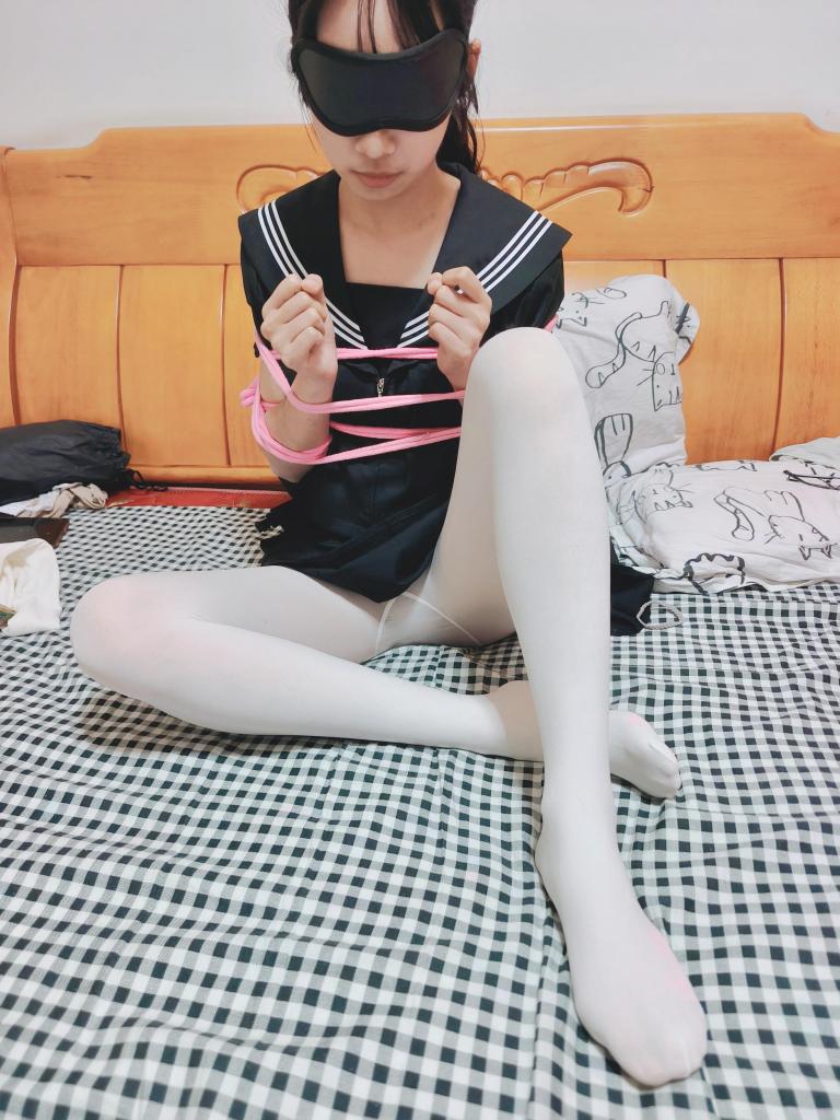 刚成年真实jk萝莉小妹妹绳子初体验 - 那个可爱萝莉小妹妹第二天又来找我玩了，这次穿上了自己的jk制服和白丝，给她简单绑了一下，继续用小玩具玩弄，后面绑了比较轻松的驷马，还拍了一点短视频，目前不敢下重手。感觉可以持续发展呢，小妹妹现实中刚成年哦，欢迎交流。 [丝袜,学生（水手服）,白丝,中国女孩,连裤袜,JK]