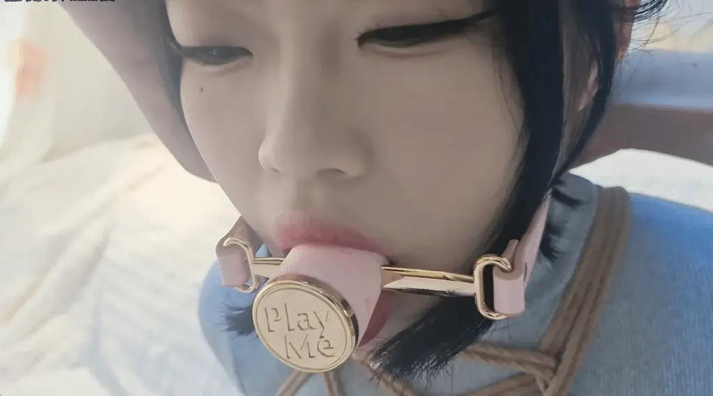 【念念】肯豆风念念第三弹 全程露脸极限堵嘴 试戴可调节假Y口塞 全身紧缚 最后换成5.5厘米大口球并缠绕胶带 全身流满口水.. 久等的肯豆3.0来啦~这次是尝试了全程露脸拍摄，在绑好日式紧缚后试戴了一个小伙伴赞助的假y口塞，最后只能勉强戴到倒数第二个，这个的粗度和长度都有些太大了，倒数第二个都很强行<br>后面换成5.5厘米的大口球，并用胶带缠紧嘴巴，本来以为这样口水就不会流出来没想到都从胶带下面渗出来了...最后果不其然又是把衣服和丝袜全弄脏，过程中口水流到大腿中间，然后腿又被绑的很紧分不开，所以渗进去一直都要忍受丝袜湿漉漉的，真的很难受，这一部包含戴口塞和解口塞的全过程，全程露脸拍还是好羞耻...<br>需要定拍或者原味可以联系念念~<br>联系念念：3240981542 备用：1260569861