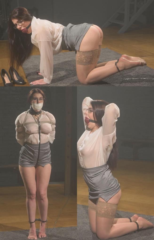 Pandora - Bastinado and Slave Training with a Stuffed and Taped Mouth 她已经等了我好一阵子了，穿着鞋子躺在那里，脚踝被铐了起来。脚铐连着一条锁链，锁链又固定在立柱上，让她寸步不离地待在我离开时留下的原处。<br><br><br>接着，起重装置运作的声音打破了沉寂。就在潘多拉的正前方，一个球形口塞缓缓从上方降下，悬挂在机械装置的末端。潘多拉是一位真正的“重口味”奴隶，因此她立刻明白了主人对她的期望：她主动将口塞含入口中，并将固定带扣在脑后。<br><br><br>直到此时，我才走上前去，正式开始对她的调教。<br><br><br>首先是对她的双脚和臀部进行惩罚。我让潘多拉摆出四肢着地的姿势，开始用鞭打的方式狠狠教训她的臀部。随后，我脱下她的鞋子，强迫她凑近去闻，让她在接受调教的同时，尽情“享用”自己那双汗津津、气味浓烈的脚丫子散发出的气息。当她被迫吸嗅时，我依然不停地鞭打着她的臀部和双脚。<br><br><br>紧接着，我解开她脚踝上的镣铐，让她变换姿势。潘多拉保持跪姿，将臀部向后坐下，同时将双腿向上抬起，好让我能继续对她的脚底进行鞭笞。起初她还穿着丝袜，但在此时，我命令她将丝袜脱下。我还将那个巨大的球形口塞从她口中取出，让她稍作喘息，随后便继续对她的脚底进行鞭笞。<br><br><br>接下来，潘多拉再次恢复跪姿，我开始用“箱式捆绑法”（Box Tie）将她的双臂反剪在身后。随后，我将她脱下的丝袜塞进她的嘴里，塞得满满当当，最后用微孔透气胶带将她的嘴彻底封死。待她的嘴巴被塞满并封好胶带后，我给她戴上了项圈，并系上了牵引绳。<br><br><br>我拉动牵引绳，命令她踮着脚尖跟在我身后行走。我牵着奴隶潘多拉绕场一周，随后让她独自继续绕圈，好让你能全方位地欣赏她那美丽、紧致的身体——那具身体此刻正部分缠绕着绳索。<br><br><br>在最后的调教环节中，我再次铐住了她的脚踝，并通过一种特殊的手法施加了极具侵略性的牵引张力：我将牵引绳从她双腿之间穿过，另一端系在起重装置的吊环上，从而在我指定的敏感部位施加持续且恒定的压力。随后，我退到一旁，将潘多拉独自留在原地，让她保持着这种既尴尬又极度严苛的受罚姿势。She has been waiting for me for quite some time, lying there in her shoes with her ankles cuffed. The cuffs are connected to a chain, and the chain is attached to the post, keeping her exactly where I left her.<br><br><br>Then the silence is broken by the sound of the hoist. Right in front of Pandora, a ballgag slowly lowers from above, hanging from the mechanism. Pandora is a true kinky slave, so she immediately understands what is expected of her: she takes the gag into her mouth herself and buckles the strap behind her head.<br><br><br>Only then do I approach and begin the training.<br><br><br>First comes punishment for her feet and ass. I position Pandora on all fours and start working over her ass with strikes. Then I remove her shoes and make her smell them properly, letting her enjoy the scent of her own sweaty, spicy feet while the training continues. As she breathes it in, I keep striking her ass and feet.<br><br><br>After that, I remove the ankle cuffs and change her position. Pandora sits back on her butt while staying on her knees, lifting her legs upward so I can continue bastinado on her feet. At first she is still in stockings, and at this point I order her to remove them. I also take the large gag out of her mouth for a short break, then continue the bastinado.<br><br><br>Next, Pandora is placed on her knees again, and I begin tying her arms behind her back in a box tie. Then I take her stockings and pack them tightly into her mouth, sealing everything with microfoam tape. Once her mouth is properly stuffed and taped, I put a collar and leash around her neck.<br><br><br>I pull the leash and order her to follow me on tiptoes. I walk slave Pandora in a circle, then make her continue circling on her own, giving you a full view of her beautiful, toned body, partially wrapped in rope.<br><br><br>For the final training position, I cuff her ankles again and add intimate leash tension by running the leash between her legs and attaching the other end to the hoist ring, keeping constant pressure exactly where I want it. Then I step away and leave Pandora standing in this awkward, strict position.