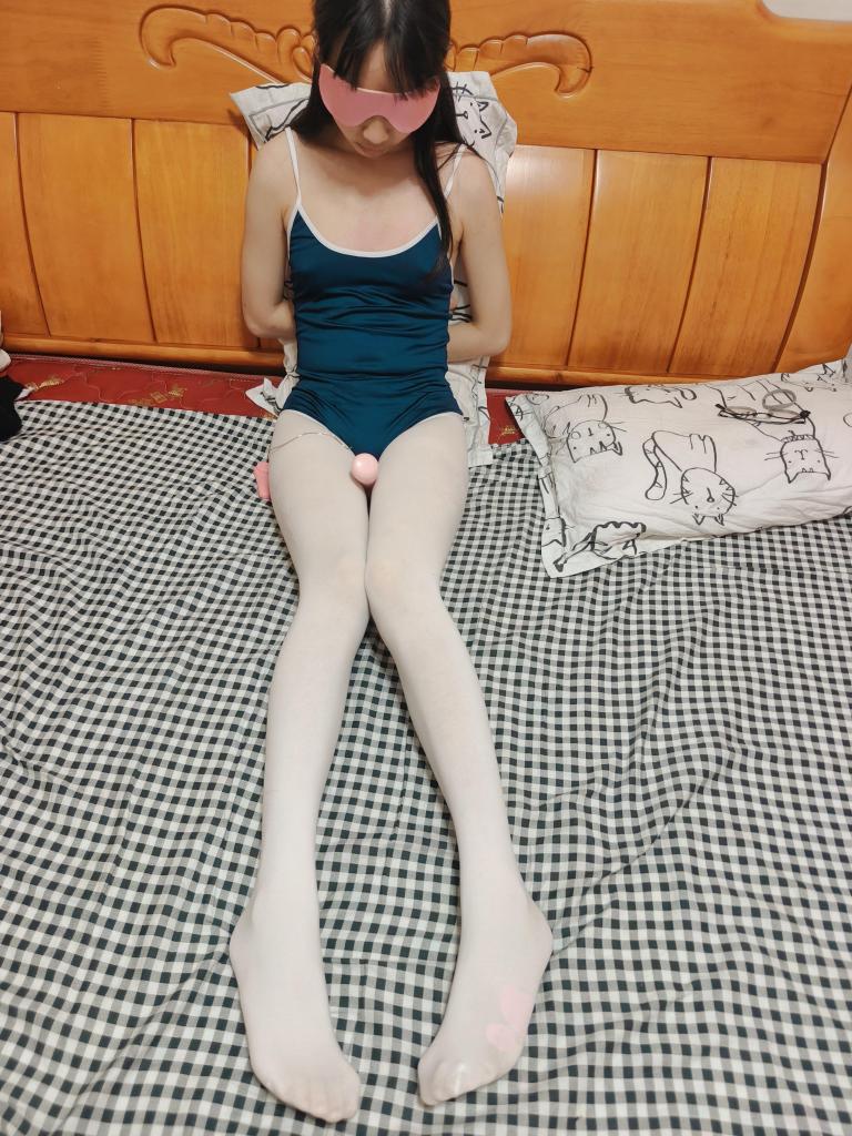 真实刚成年的小妹妹体验绳子和小玩具3 - 小妹妹感觉玩上瘾了，这次自己带来了死库水的衣服和白丝，穿上之后十分地吸引人，白丝美腿又细又长，让人垂涎欲滴。绑好之后继续用td小玩具挑逗她，这次还让她体验了股绳。不过小妹妹说目前还没有gc呢，看来后面还得加大力度。后面看的人多的话准备发一点小视频出来，欢迎大家私信交流。 [Pantyhose,swimsuit,White Pantyhose,Blindfolded,Crotch rope tie,Pocket Vibrator,Leotard,Vibrator,Pantyhose,M腿]