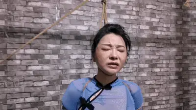 定拍转公映:雅思女烈系烈,抓捕,审讯,绞刑. 解压密码:hdsy<br>雅思正在发报通知地下联络人员,敌人突然闯进来,不由分说把雅思绑起来,五花紧缚带着重刑脚镣押到监房,第2天提审,审讯折磨鞭打她宁死不供出同伴,敌人看审讯无果,直接把她绞刑处死.<br>线上定拍线下可约拍,只定拍绿色视频,可接受赞助定拍和收藏版权定拍,模特30位左右,将陆续发到此帐号上,业务咨讯qq3094769038非诚勿扰<br>
