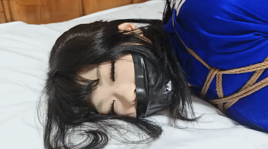 【念念】扮演真实被绑架的女学生 校服白袜 挣扎超卖力！！ 这次是想扮演一下真实被绑架的桥段，角色是女学生（衣服来看应该是高中？），绑法是后手，膝盖脚踝，还加了股绳，后面还被脱掉了袜子，最后被用袜子捂晕（只是演的，袜子并没有什么味道！）..<br>这次特别特别用力的挣扎，但是只靠蛮力一点都行不通欸，如果真的被绑架还是要找到一些可以割断绳子的东西才行，但如果被绑成驷马应该就没办法啦~<br>这次截了很多图~<br>联系念念：3240981542 备用：1260569861