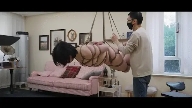 【半岛束艺台】【家樱】YT3179 天花板的压力 ◀️台里的天花板长年承受不该承受之重，必须放放口水减减重。<br><br>㊙️【解压密码】peninsula2018,修改后缀名mp4,勿在线解压和观看<br><br>◀️约拍资讯：<br>【桃子】<br>✅微信:Li-xiaoyang09<br>✅所在地：深圳<br>注：模特信息均为友情推送，本台不对上述模特的约拍活动负责。<br><br>➡️【半岛束艺台】不做精品只做生活，用镜头记录真实绳艺，纯净捆绑，健康游戏！为每一个热爱捆绑的朋友展示最纯粹的绳艺，为每一个顾客用心打造属于您的专属作品。<br>✅主页:https://www.bdbd.app<br>✅微信:peninsulastudio<br>✅QQ:2245148409<br>✅推:@PENINSULABDTV6<br>✅官方用绳:https://sm3guoji.taobao.com/<br>业务咨询秒回，闲聊看心情，色情勿扰。