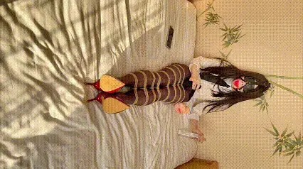 高潮余韵中被捕的OL伪娘母狗星语：黑丝分趾红跟制服自缚，高潮后被劫匪绑成驷马，腿绳挣脱后发情继续自慰喷射·二次高潮瞬间单手套塑料袋窒息昏迷，苏醒后全身贴满羞耻纹身被吊成腊肉，在跳蛋疯狂刺激下只能无力甩 假期伪娘白领星语穿着ol制服，分趾黑丝，红色高跟鞋，把包臀裙撩起来，躺在床上把自己的腿紧紧捆起来，戴上眼罩，5.5cm超大红色口球，还有鼻勾，开始用飞机杯自慰，在射出来后，星语还没从爽感中反应过来，双手就突然被人抓住，刚刚高潮根本就没力气反抗，就直接被绑成了直臂驷马。<br><br>在恐惧下星语开始奋力挣扎（添加星语心理描写），在不停的挣扎下星语终于将腿连接身子的绳子挣脱开来，不再是驷马的样子，挣扎的空间也变大了，只剩下手腕被一些绳子捆住，在用一些时间就能挣脱，但是星语竟然又开始自慰（描写一下星语是多贱的伪娘母狗），而在第二次高潮后，还没缓过来，就被戴上了单手套，头上套上塑料袋，用丝袜系住脖子窒息，在窒息的威胁下星语开始拼命挣扎，但是单手套太紧了，根本挣脱不开，最终只能躺在床上慢慢的在窒息下失去意识。<br><br>再醒来的时候，发现自己已经被吊了起来（衣服已经被脱光，还被纹满了羞耻的纹身贴，如乳头被一圈圈假jj包围射精的图案，精液便所，雌堕精盆母狗，公共厕所，公交车，前锁后塞，吞精马桶，肉便器，无法勃起，完美淫荡婊子，完美的人肉飞机杯，口交人偶，渴望被鸡吧填满，鸡吧玩偶，性爱玩偶，肉棒荡妇），在害怕中开始不听挣扎，但是根本挣脱不了，像一块腊肉吊在空中，最后又被放下来榨精，在龟头上固定住跳蛋，在浑身被绑着的情况下只能无力的甩着自己的那根伪娘肉棒，但是根本甩不掉只能在绝望中一次又一次射精