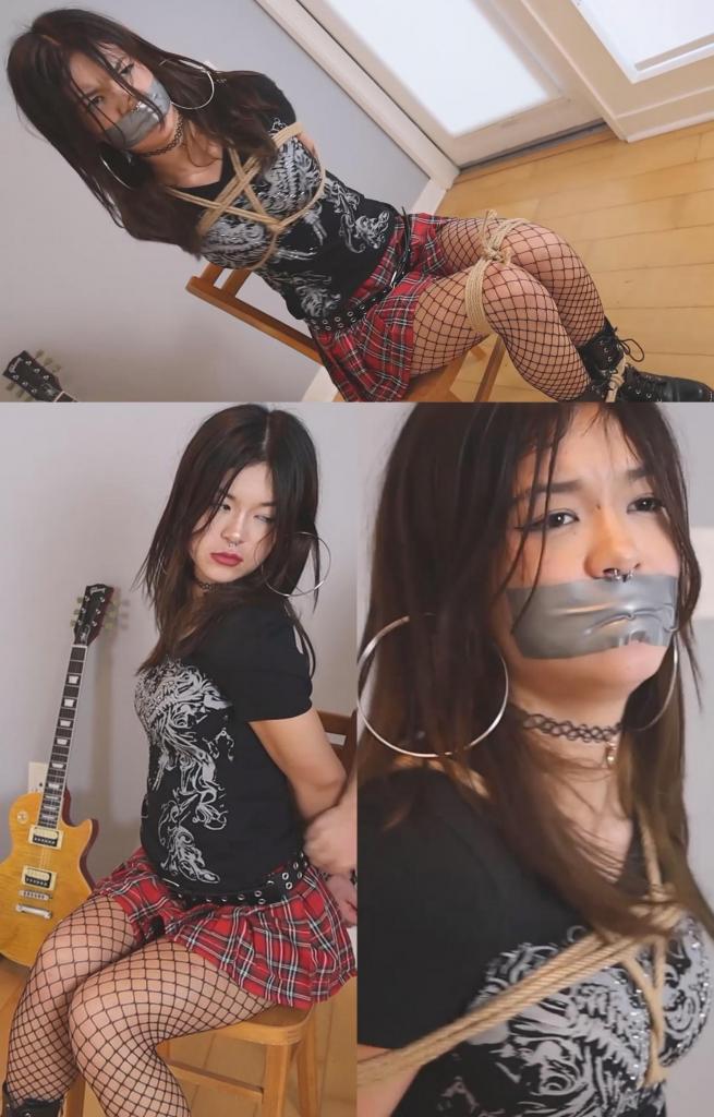 Kali a 19 years old emo student gets tied and gagged by a school professor after she finds out his d Kali a 19 years old emo student gets tied and gagged by a school professor after she finds out his dirty business卡莉是个叛逆的19岁哥特风学生，就读于一所贵族女子学校。她自信满满地去找教授，要求提高自己的成绩。教授起初有些犹豫，但最终还是答应了。教授离开去拿文件，卡莉趁机查看教授的电脑，发现他正在进行非法交易。还没等她逃跑，就被教授抓住了。卡莉被紧紧地绑在椅子上，她不停地抱怨和反抗，但还是被教授用手捂住了嘴，最后用胶带封住了她的嘴。紧缚，美丽模特Kali is a rebel 19 years old emo student in a fancy school for rich girls. Empowered as she is, Kali pays a visit to her professor to demand an upgrade in her grade. The professor hesitates at first but then he accepts. The man walks away for a minute to get his files, in that moment Kali takes a look to the professor computer and discovers he's doing some illegal business. Before she can run away, she gets captured by the professor. Kali gets tightly tied up to a chair, she keeps complaining and verbally fighting her captor, she gets handgagged several times until finally the bad man gags her with duct tape. Tight bondage, beautiful model