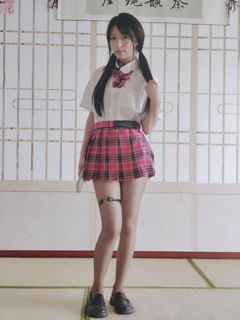 秦韵绳屋 尬舞的袅袅 她又来尬舞了...<br>本片经过模特知情同意进行拍摄，无任何真实暴力发生。<br>秦韵绳屋祝大家：马年行大运，发大财。<br>业务QQ：1937963514，可接定拍，约拍，线下体验，欢迎骚扰。<br>解压密码：qinyun