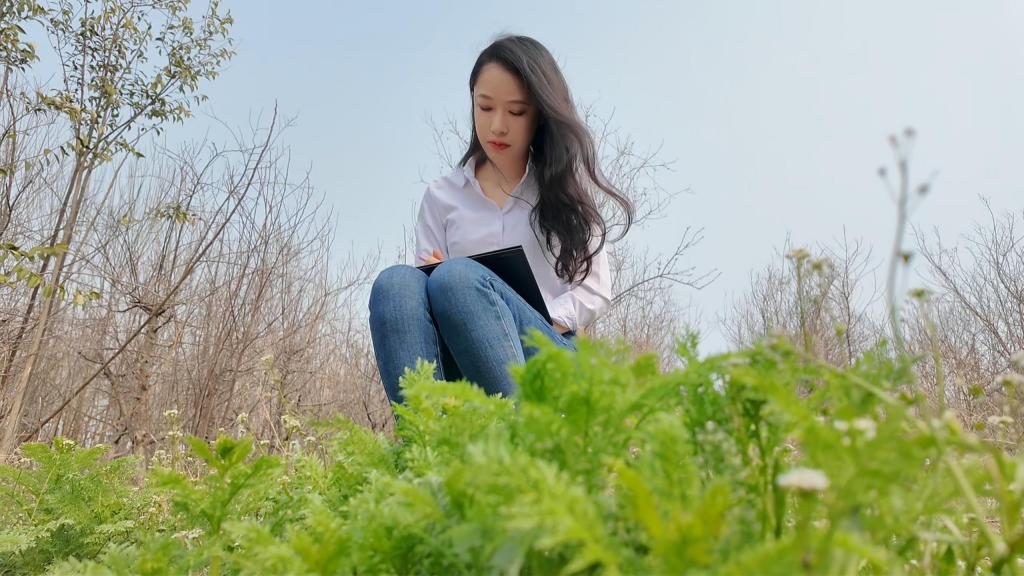 挠阴师 李大侠原创、林霜坐在沙发上刷手机，表情沮丧。夏瑶从卫生间出来，也瘫在沙发上。夏瑶：（叹气）今天又白跑一天，一个买课的都没有。林霜：我画了三张，挣了六十。够两天的泡面。沉默。两人各自刷手机。夏瑶：（突然坐直）哎，你看这个。她把手机递给夏瑶。屏幕上是一则招聘信息。林霜：（念）“悦她连锁机构，诚聘私密舒缓理疗师，女性优先，无经验可培训，时间灵活，日结300-500元。”这工资……比咱俩强多了。夏瑶：我搜了一下，正规连锁店。想去吗？林霜：算了吧，我不敢。夏瑶：和你开玩笑的，看你吓得。两人相视一笑。各自回房.........本工作室提供私人定制绳艺视频、定制绳艺体验、约拍模特、牢房体验、私人定制体验、剧本体验、出售配方麻绳、原味、另外招募绳艺模特、视频统一解压密码h123456 定拍联系QQ1642384671加我注明妖狐吧，需要解压两次，密码一样