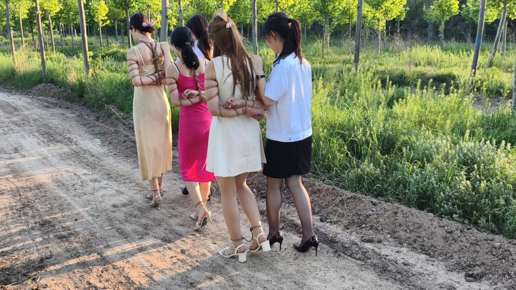 【鑫鑫工作室】各位同好观众以及定拍客户朋友们大家好。为答谢广大同好观众对忘忧社工作室，鑫鑫工作室合作场地拍摄的支持，两家工作室将共同出品多集系列监狱主题片-红色感叹号❗️。视频将由两家工作室账号分集上 【鑫鑫工作室】各位同好观众以及定拍客户朋友们大家好。为答谢广大同好观众对忘忧社工作室，鑫鑫工作室合作场地拍摄的支持，两家工作室将共同出品多集系列监狱主题片-红色感叹号❗️。视频将由两家工作室账号分集上映。 欢迎大家来找我们定拍监狱主题视频。（工作室长期招募摄影师一名，可以合作的女模特多名）         红色感叹号❗️第二集～麻枪抢劫  本剧是根据女性犯罪题材改编拍摄，上一集讲述的是JC抓了王燕，在得知她妹妹王小燕才是真正的嫌疑人，以及对另外一名犯人王闵的审讯她自认为是为了惩戒那些看见美女就想入非非的坏男人，实际上是自己贪慕虚荣，用麻醉抢劫的方式对各种男生进行S诱，这一集将对王小燕与刘茗进行审讯，王小燕拒不承认犯罪事实，在被各种重缭，吊铐，关禁闭，等刑讯手段下承认自己的犯罪经过，她们将最终走向刑场。 （由于经费有限，所以剧情中人物由几个模特客串角色扮演）定拍联系：3651574526.