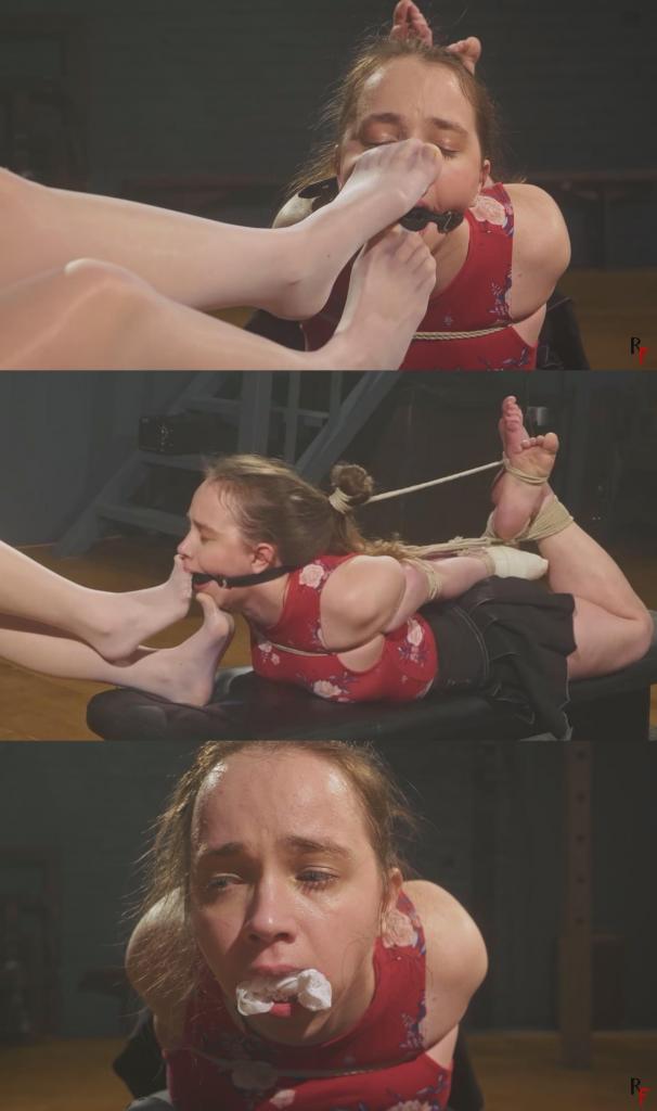 Arina - Tight Hogtie Foot Worship and Active Foot Domination by Patty 阿丽娜被麻绳紧紧地捆绑成猪蹄状。她的双腿交叉，双手被微孔胶带封住，头发被固定住并向后拉扯。嘴里塞着一个球形口塞，让她完全被束缚，任人摆布。<br><br>美丽的帕蒂坐在阿丽娜旁边，显然很想让别人注意到她柔软的裸足。她脱掉鞋子，露出穿着白色薄丝袜的双脚，然后把脚凑到阿丽娜的脸前，让她闻自己的脚趾。<br><br>帕蒂把穿着丝袜的脚直接放在阿丽娜的脸上，享受着这种掌控感，让阿丽娜呼吸着丝袜的香气，感受着自己被绳索束缚的无助。<br><br>过了一会儿，帕蒂脱掉丝袜，取出阿丽娜嘴里的球形口塞，用嘴唇和舌​​头将自己的裸足献给阿丽娜膜拜。阿丽娜欣然接受了自己的角色，她明白自己被绑在这里，是帕蒂顺从的足部崇拜奴隶。<br><br>随着时间的推移，帕蒂变得越来越自信，也越来越咄咄逼人。她把脚越压越近，逼迫阿丽娜舔遍她脚底的每一寸肌肤，并不时用脚更牢牢地控制住阿丽娜的嘴。阿丽娜被五花大绑，头发被拽着，双手被封住，只能全神贯注地伺候帕蒂的脚。<br><br>最后，帕蒂把她穿过的白色丝袜塞进阿丽娜的嘴里，欣赏着她被捆绑的小足奴的模样。Arina is tied in a very tight hogtie with jute ropes. Her legs are crossed, her hands are sealed with microfoam tape, and her head is fixed by the hair and pulled back. A ballgag fills her mouth, leaving her fully restrained and displayed.<br><br><br>Next to Arina sits beautiful Patty, clearly in the mood to receive attention for her soft bare feet. She removes her shoes, revealing her feet in white sheer stockings, then brings them close to Arina's face and makes her smell her toes.<br><br><br>Patty places her stockinged feet right on Arina's face and enjoys the control, letting Arina breathe in the scent and feel how completely helpless she is in the ropes.<br><br><br>After a while, Patty removes her stockings, takes the ballgag out of Arina's mouth, and offers her bare feet for worship with lips and tongue. Arina eagerly accepts her role, understanding that she's tied there as Patty's obedient foot-worship slave.<br><br><br>With every minute, Patty becomes more confident and more demanding. She presses her feet closer, makes Arina lick every inch of her soles, and occasionally uses her feet to control Arina's mouth more firmly. Arina stays hogtied, hair-pulled, hands sealed, and completely focused on serving Patty's feet.<br><br><br>At the end, Patty stuffs her worn white stockings into Arina's mouth and enjoys the view of her bound little foot slave.